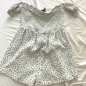 Floral print romper barely worn